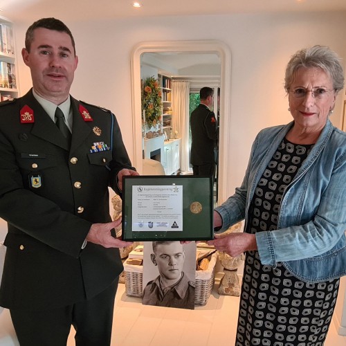 Erkenningsmunt Regiment Johan Willem Friso voor Pia van der Molen