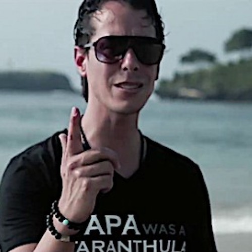 Nederlandse popster in Indonesië maakt Video Vlogs voor Stichting Oorlogsverhalen Nederlandse popster in Indonesië maakt Video Vlogs voor Stichting Oorlogsverhalen