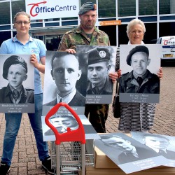 Deel foto's gesneuvelde Indië-veteranen overhandigd aan initiatiefnemers Deel foto's gesneuvelde Indië-veteranen overhandigd aan initiatiefnemers