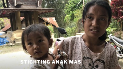 Indië vlogger Michiel Eduard richt stichting op voor kansarmen in Indonesië